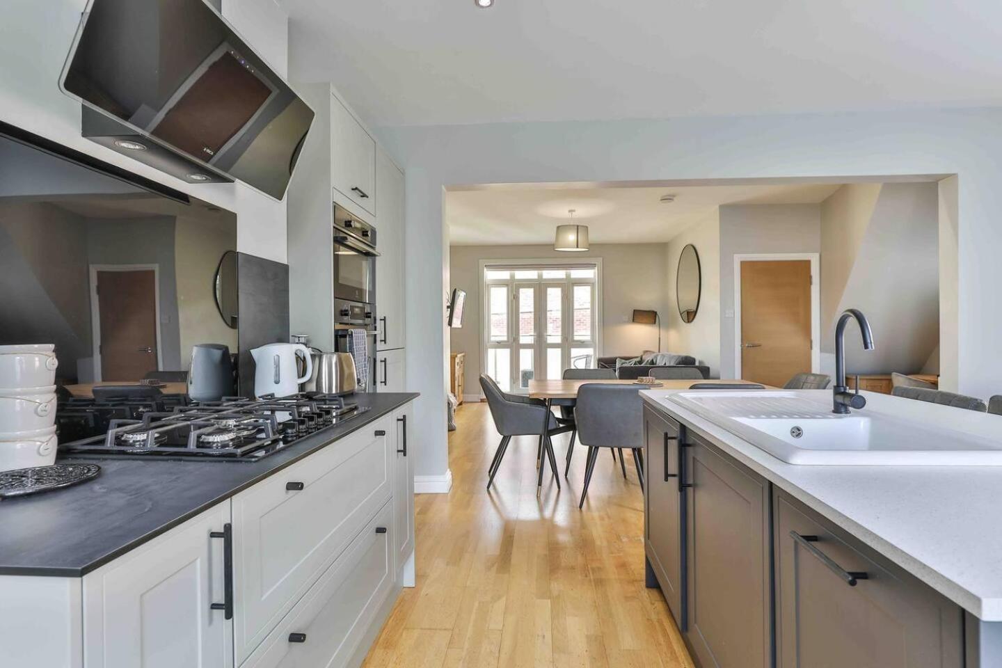 Stylish & Spacious 3 Bed Apartment With Parking 谢菲尔德 外观 照片