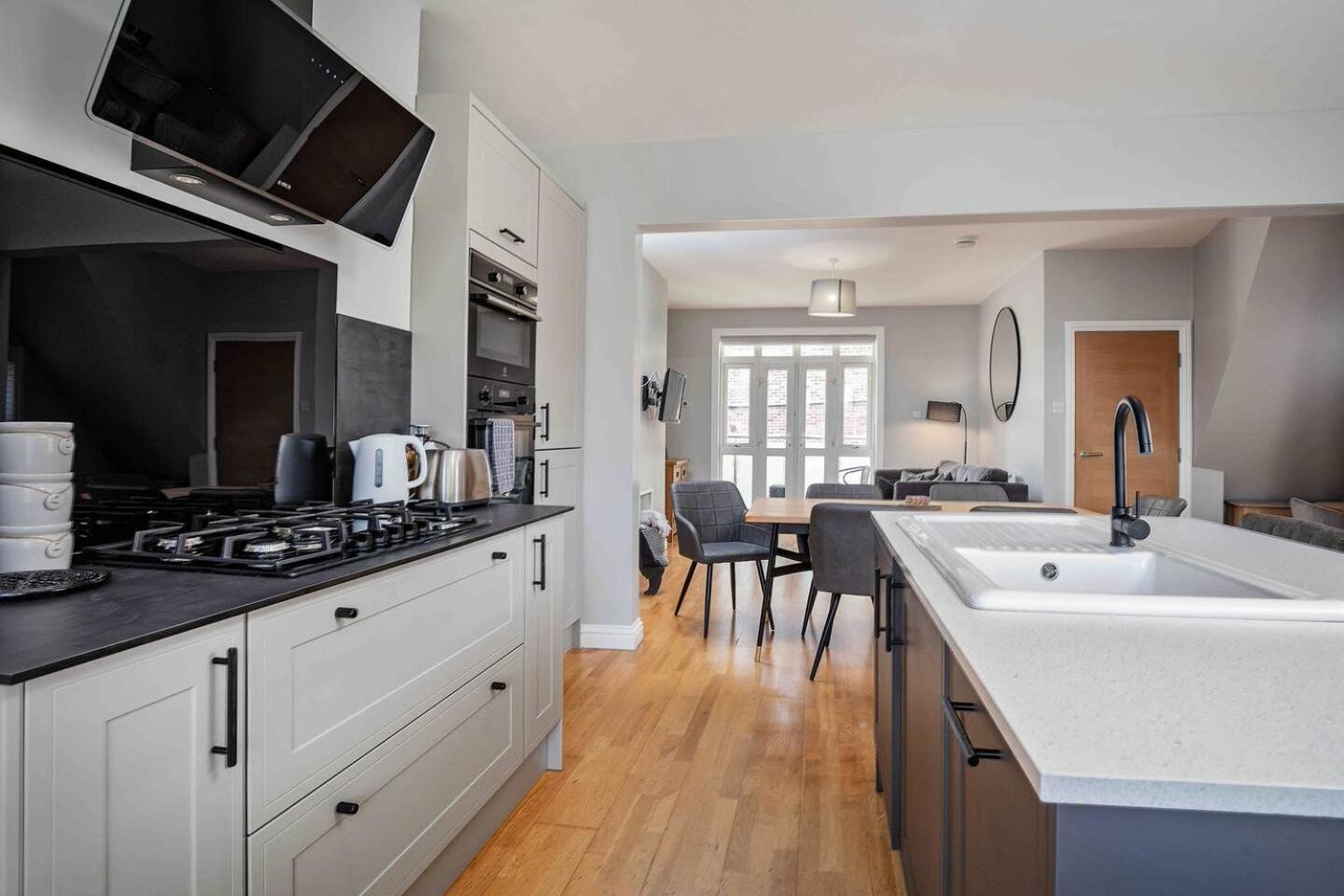 Stylish & Spacious 3 Bed Apartment With Parking 谢菲尔德 外观 照片